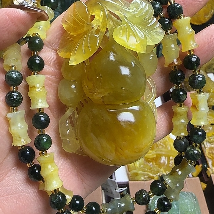 蛇纹石玉未镶嵌颈饰