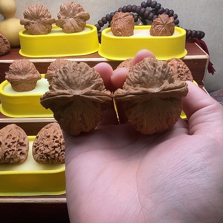 文玩核桃吊坠白狮子