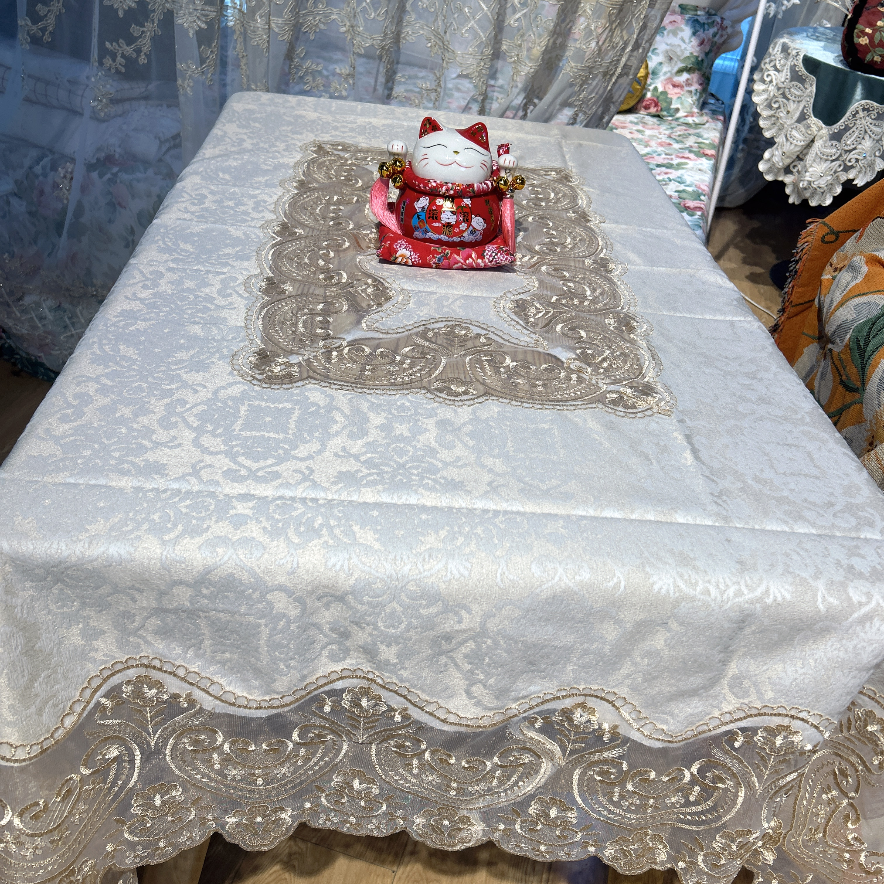 DY001-34金丝绒（130*180cm）米色中心镂空暗纹提花金线镂空桌布