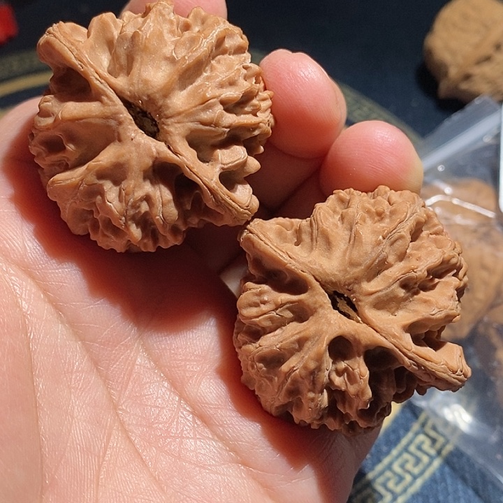 【闪购商品】文玩核桃吊坠王*墩梨木台