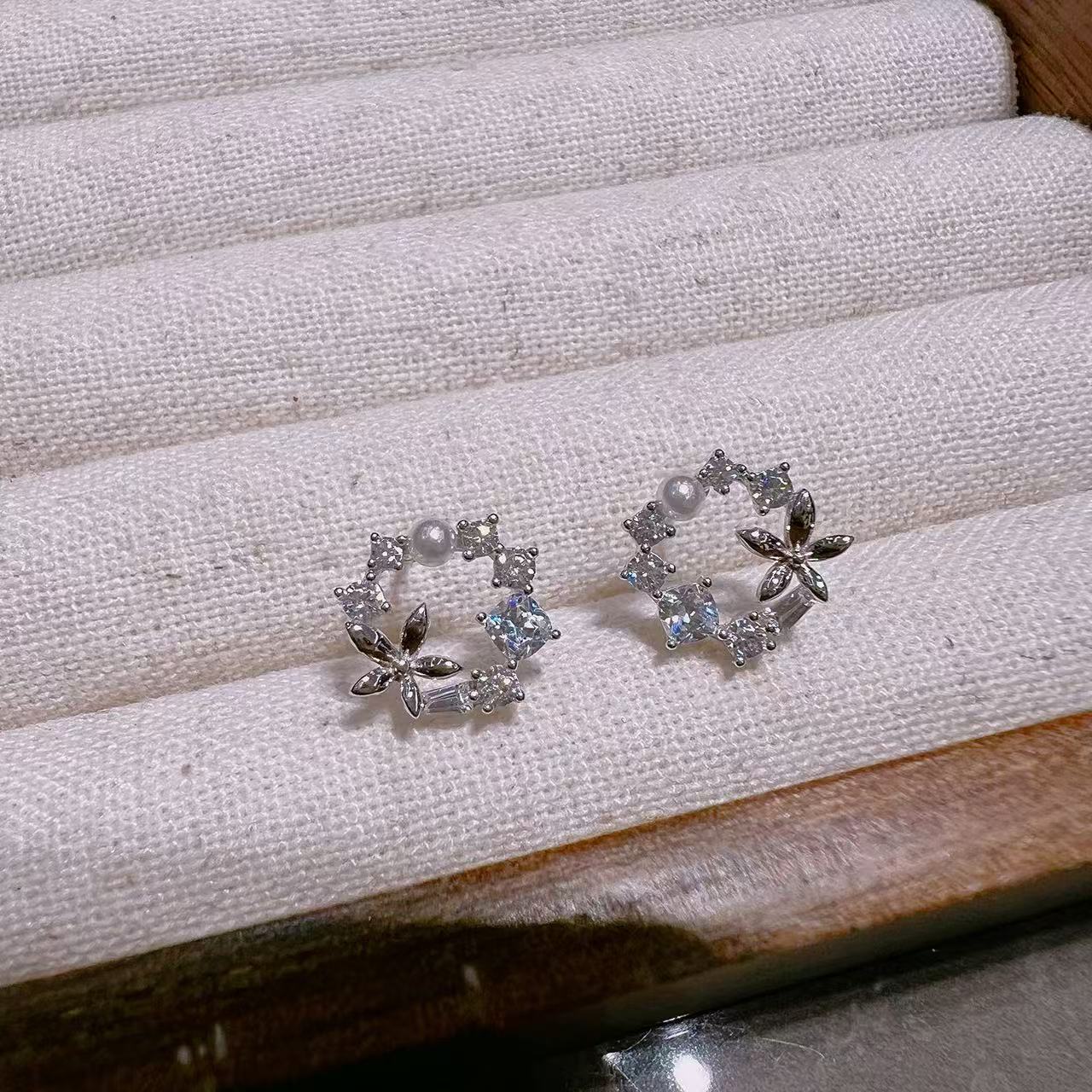 925银耳饰 旺莱 601 花瓣梯方闪锆小贝珠银耳钉S76351305 凤选