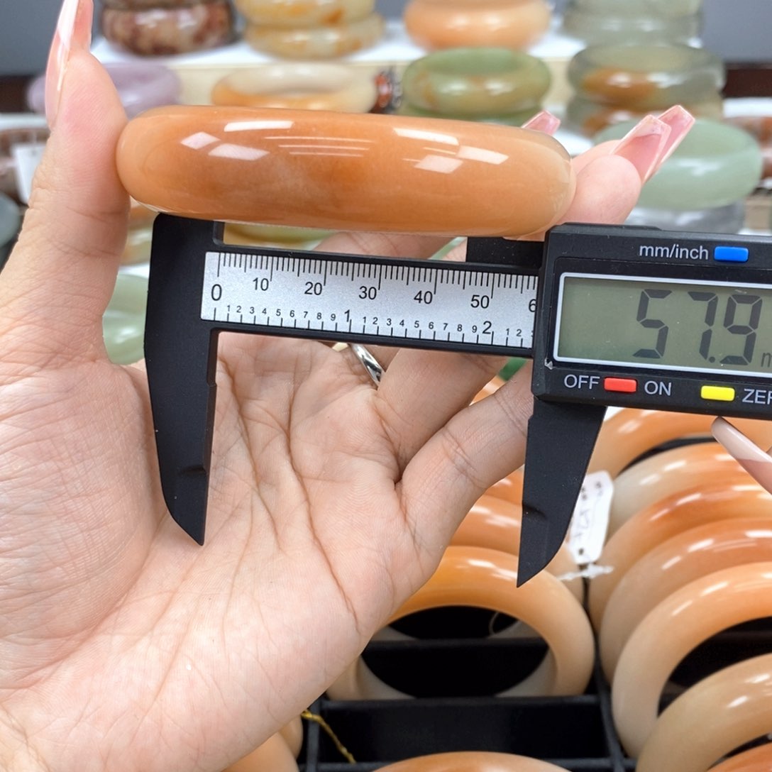 石英质玉手镯未镶嵌好*妈