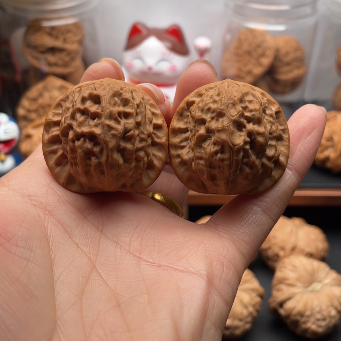 文玩核桃把件顺**然瓷娃娃