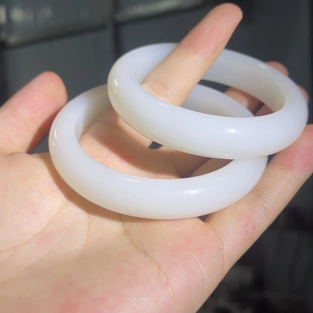 新疆金山白玉手镯天花板多样性发一