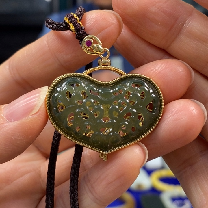 花***8和田玉合金颈饰和田玉挂件