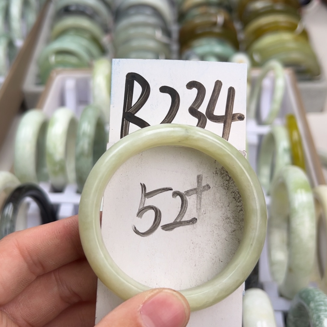 岫玉手镯未镶嵌天然岫玉微瑕，可以正常佩戴