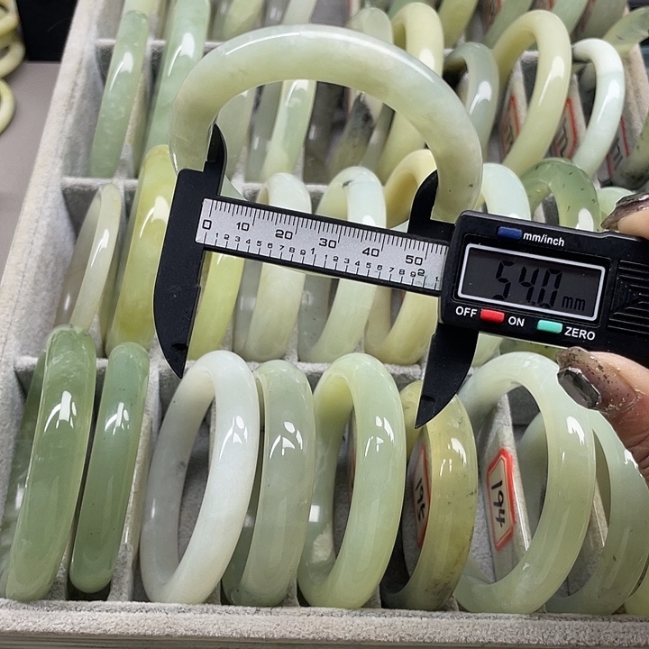 蛇纹石玉未镶嵌手镯166