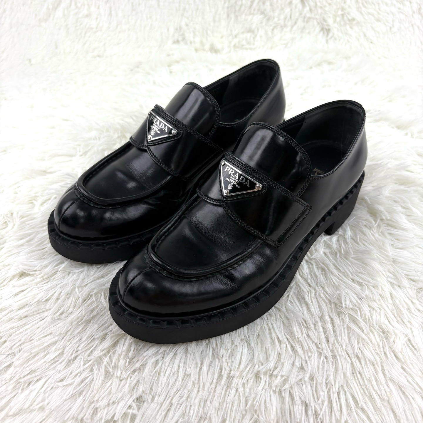 95新 Prada/普拉达 经典三角标黑色乐福鞋 36.5码 咩