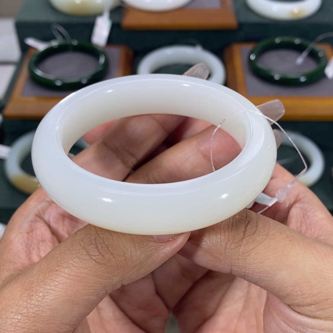 和田玉手镯未镶嵌