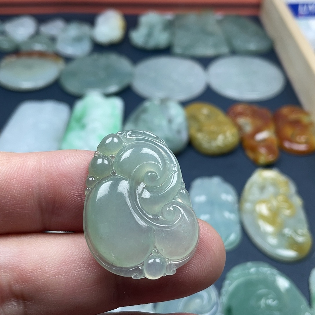 翡翠未镶嵌颈饰如意