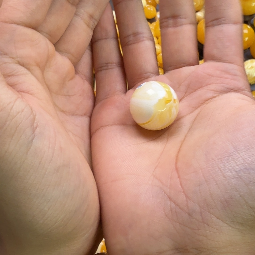 未镶嵌琥珀珠宝奇石?