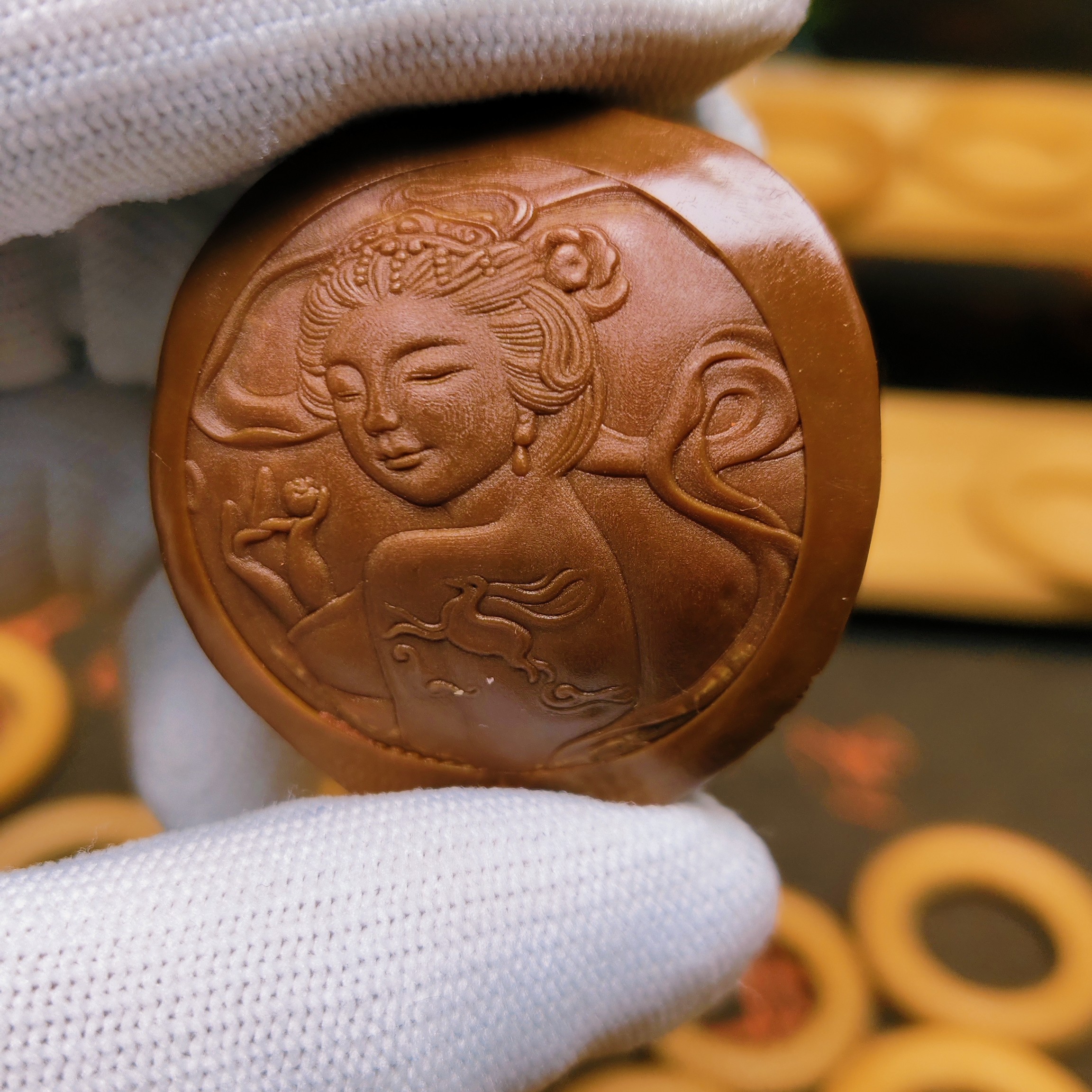 橄榄核雕大尺寸美女一颗，