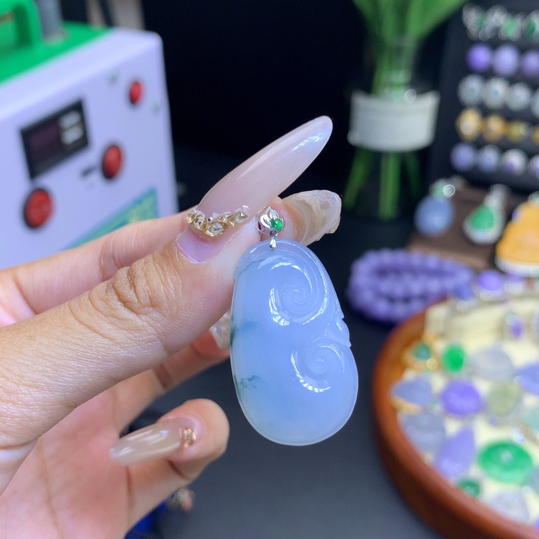 翡翠18K金镶嵌颈饰