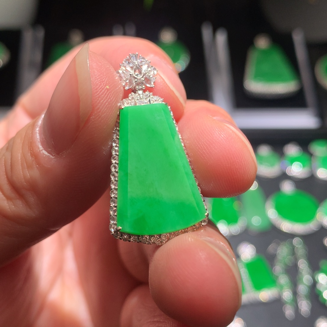 翡翠颈饰18K金镶嵌翡翠