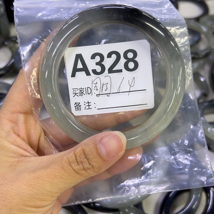 周***李蛇纹石玉未镶嵌手镯