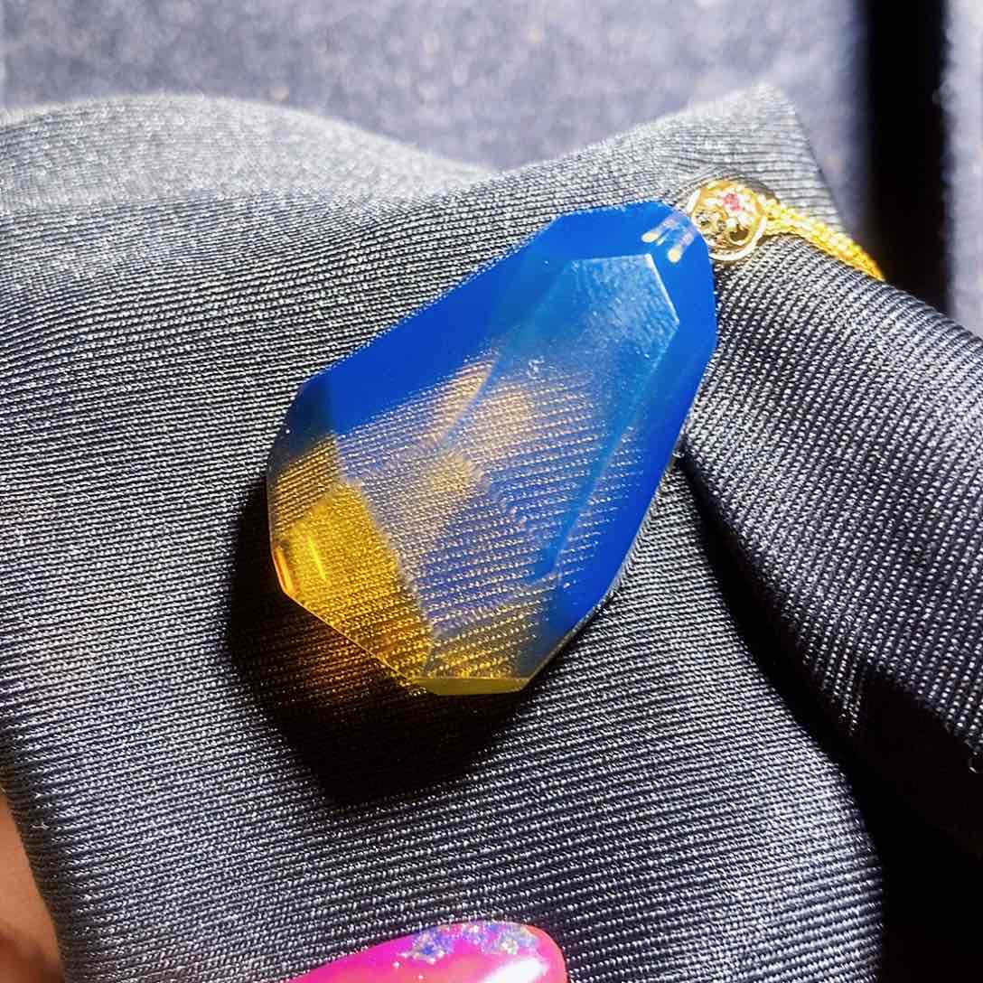 蓝珀珠宝奇石18K金镶嵌蓝珀异色珀钻切吊坠