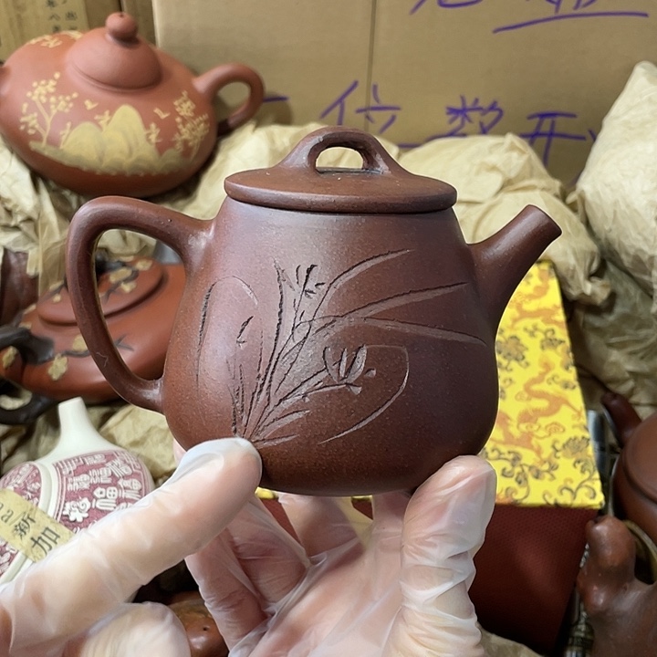 紫砂茶壶原矿泥料，手工制作一把紫砂壶。