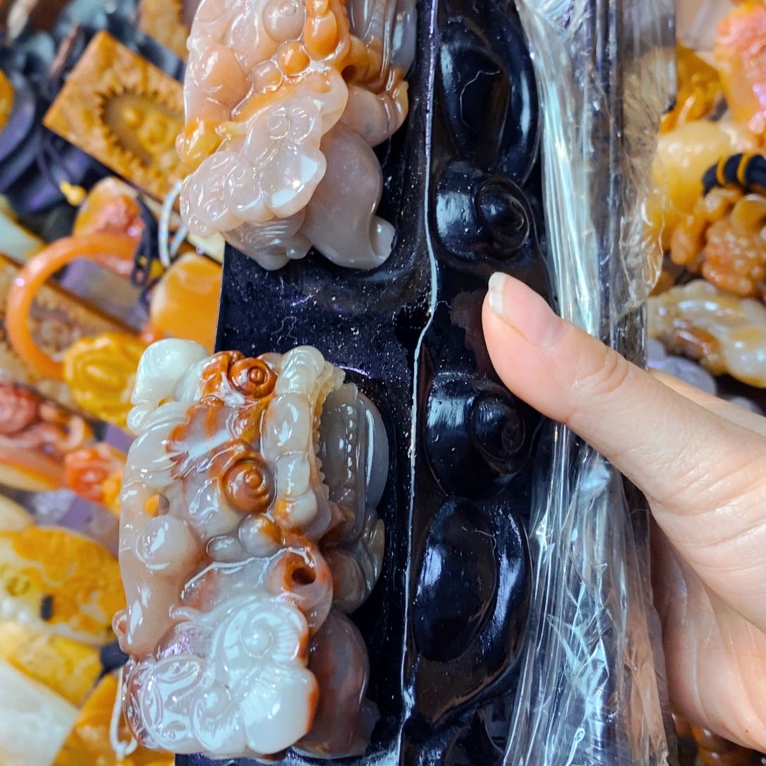 未镶嵌石英质玉（黄龙玉）颈饰