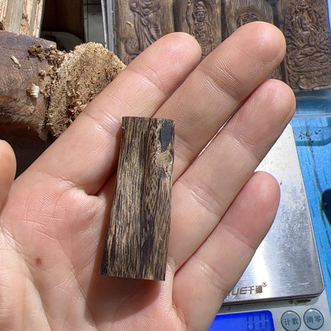 沉香吊坠白棋素牌4.7克