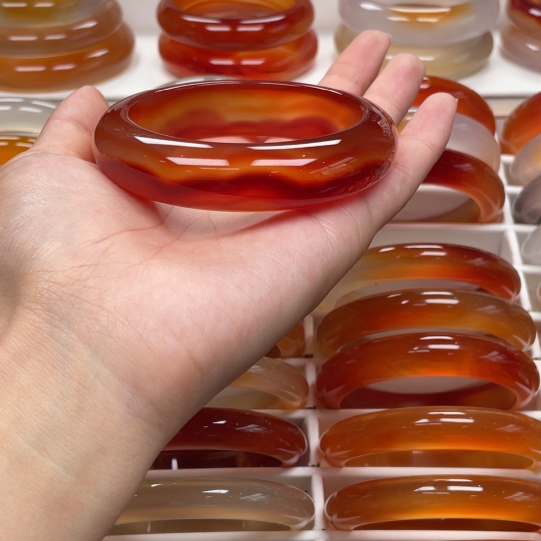 嫣***然玛瑙/玉髓手镯未镶嵌