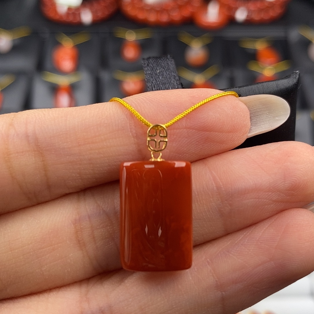 南红玛瑙四川凉山瓦西吊坠18K金镶嵌