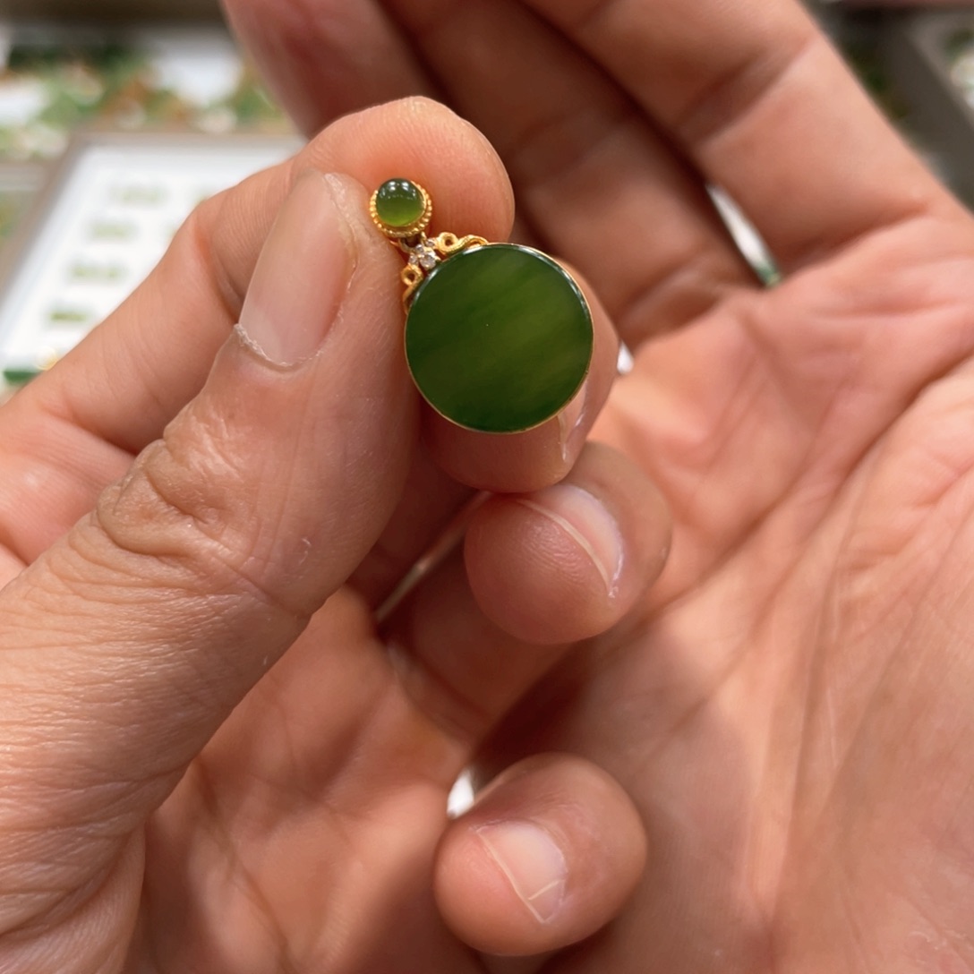 和田玉18K金镶嵌颈饰