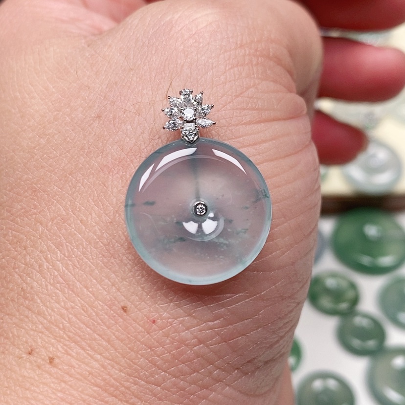 【闪购商品】颈饰18K金镶嵌翡翠