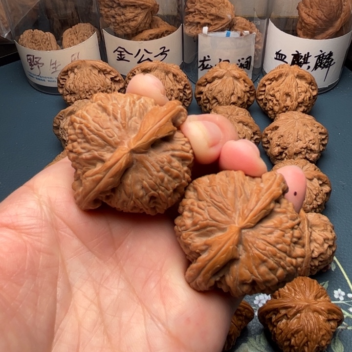 文玩核桃吊坠42闷尖白狮子