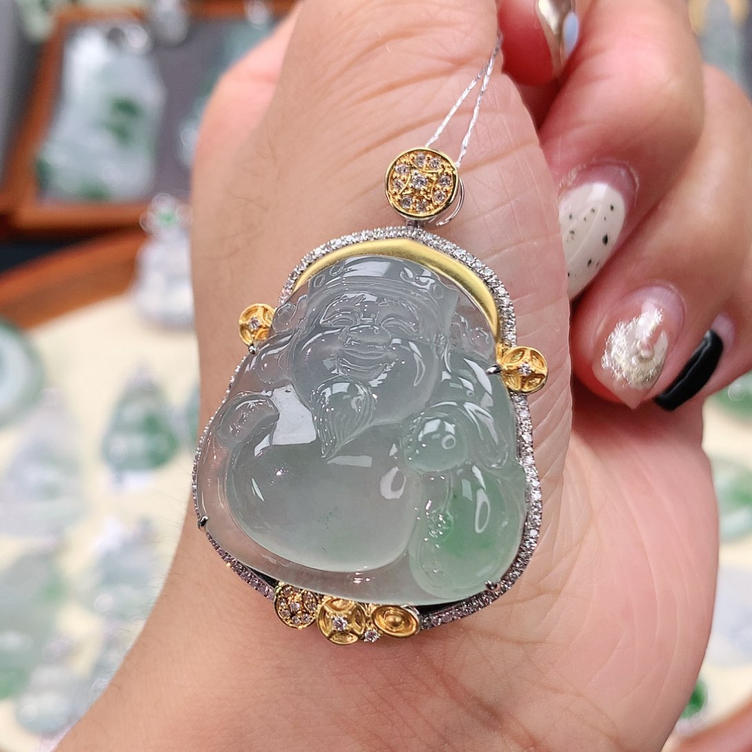 翡翠18K金镶嵌颈饰财神爷