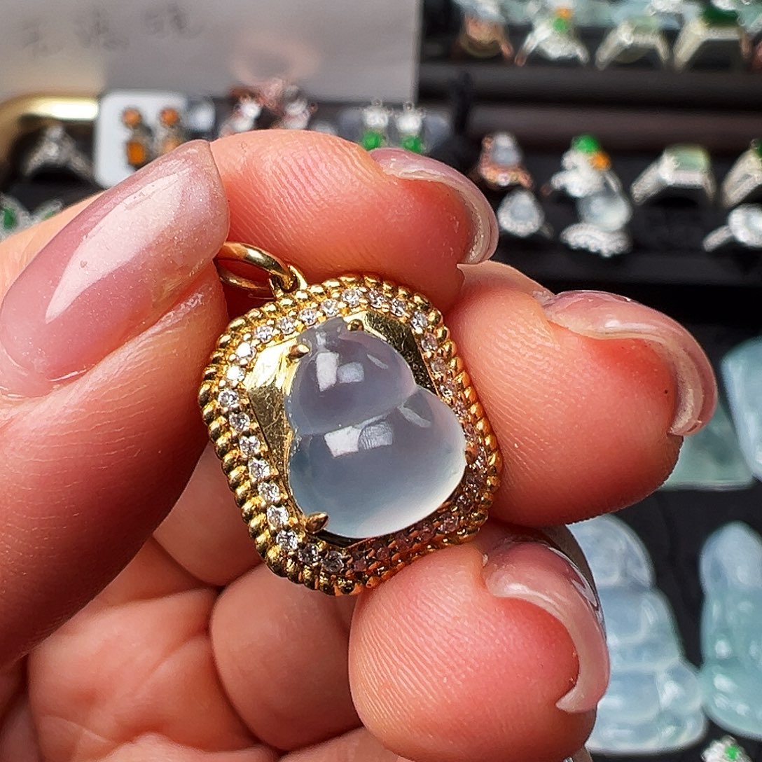 翡翠18K金镶嵌颈饰吊坠