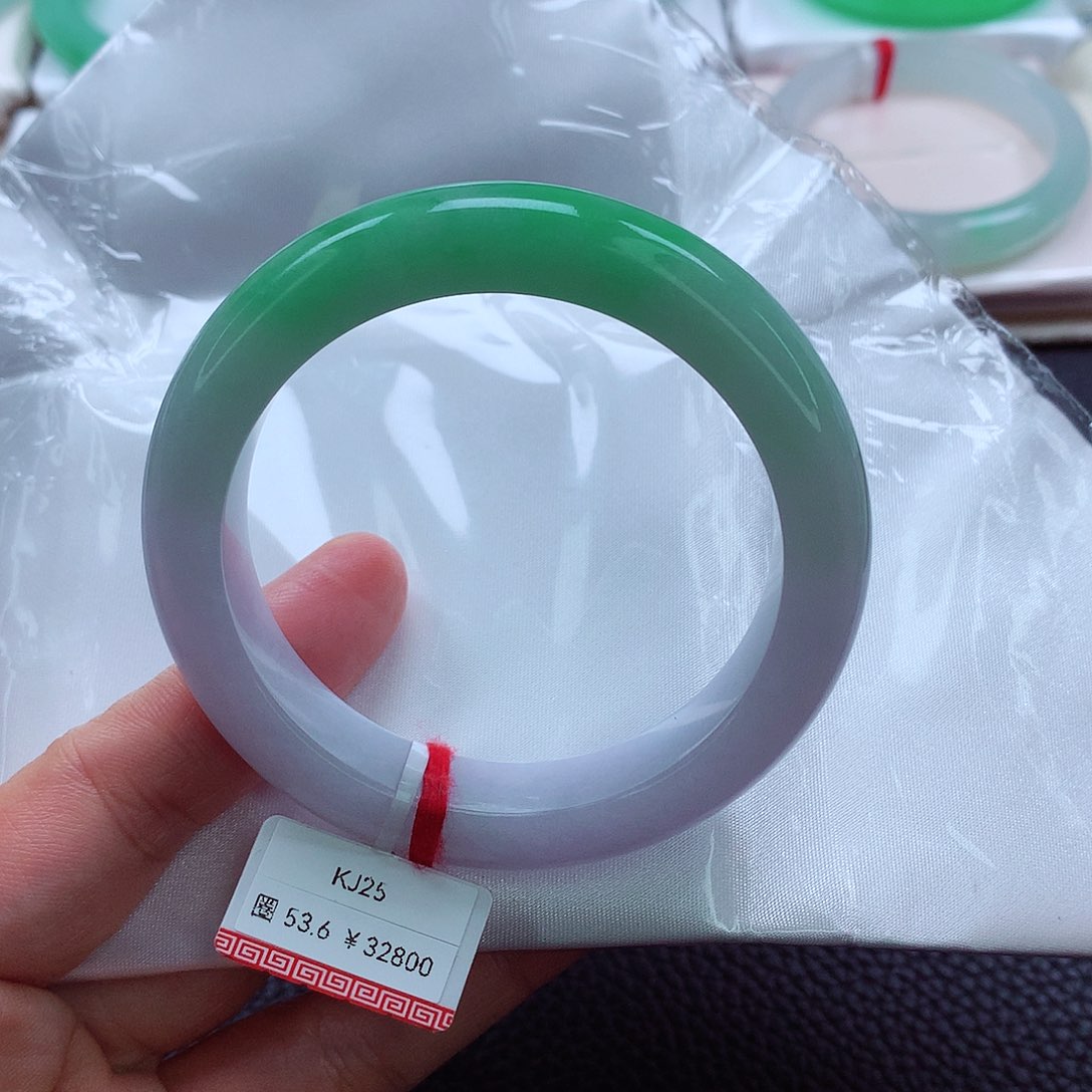 翡翠手镯未镶嵌春彩