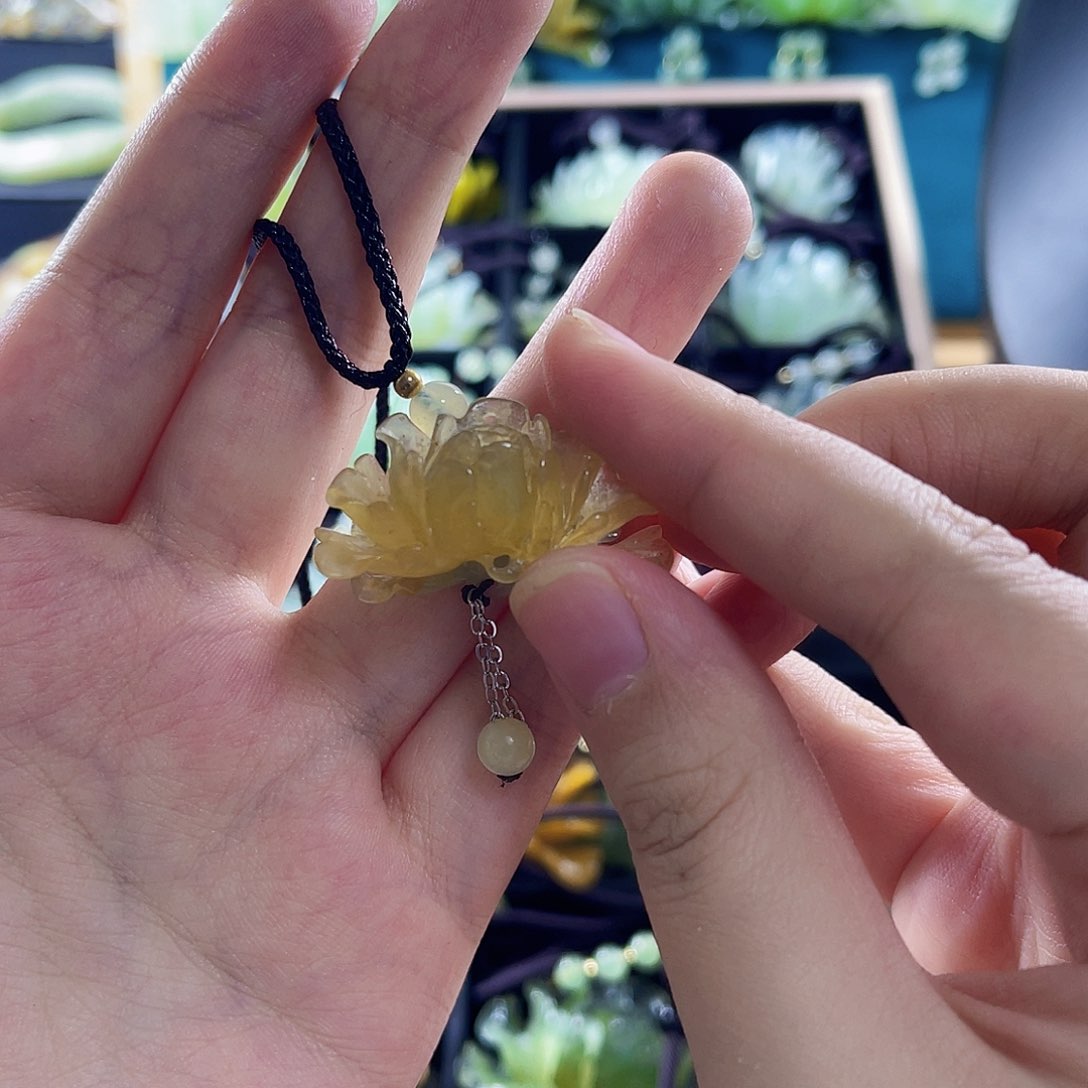 蛇纹石玉颈饰合金向**?