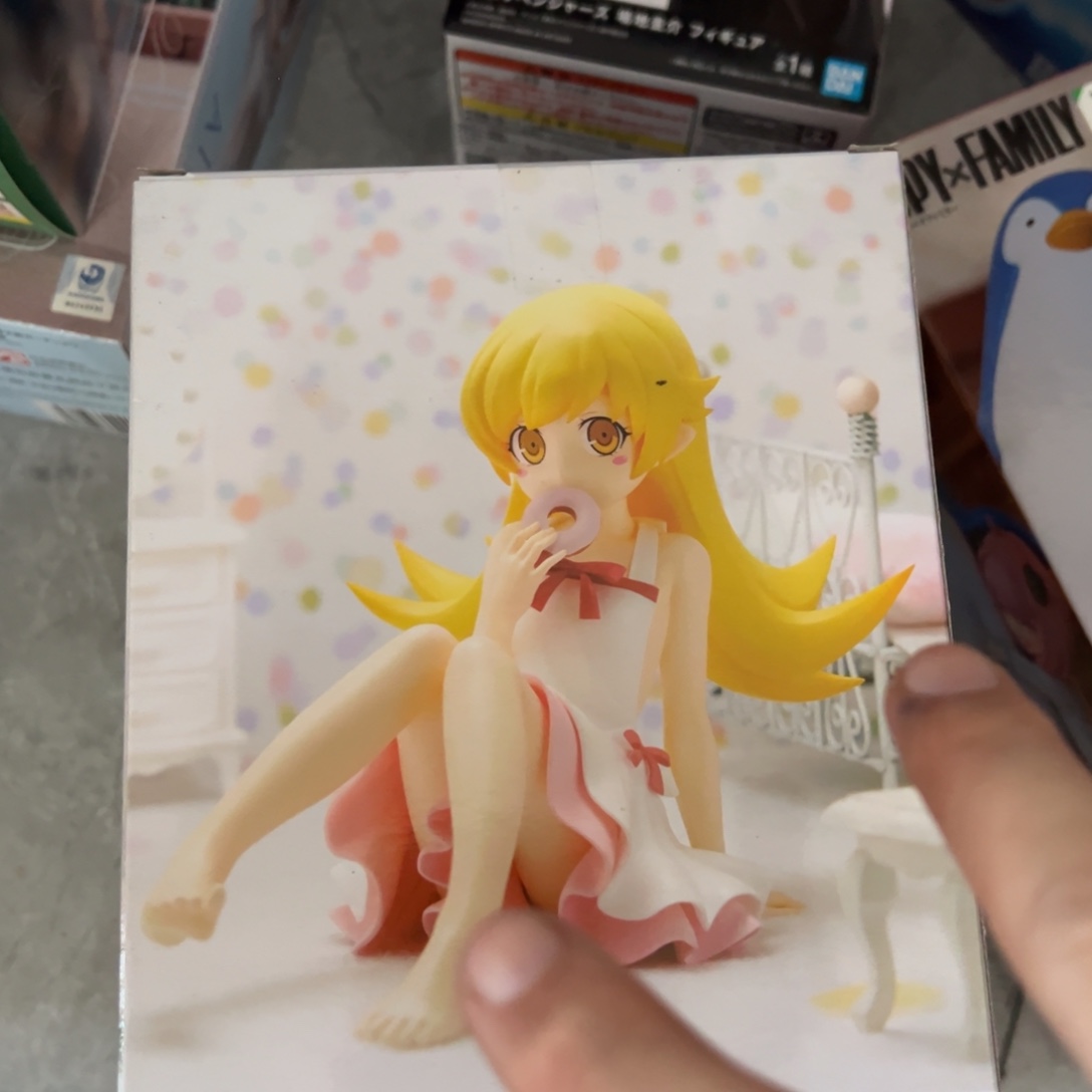 忍野忍坐姿摆件一件