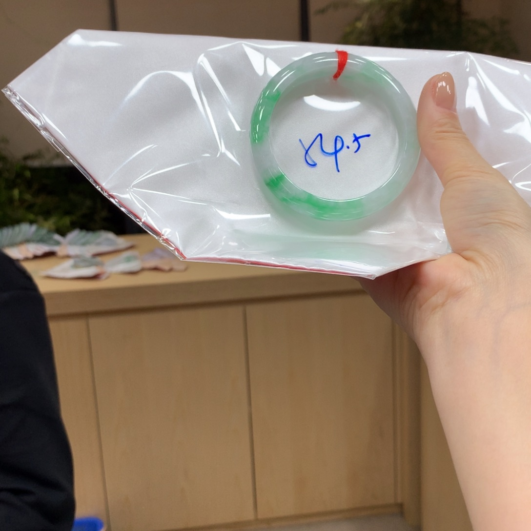 翡翠手镯未镶嵌不退不换
