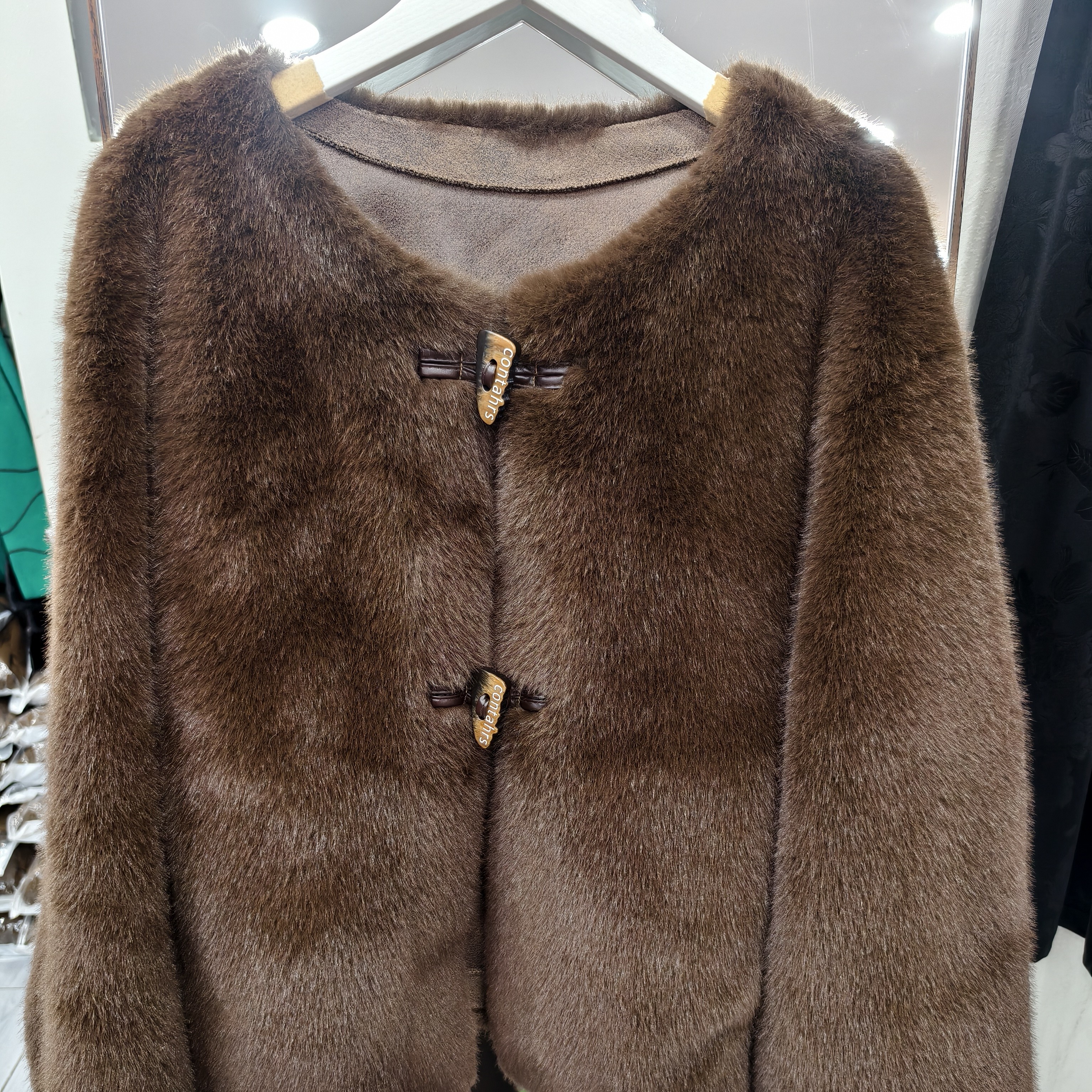 皮毛一体牛角扣外套