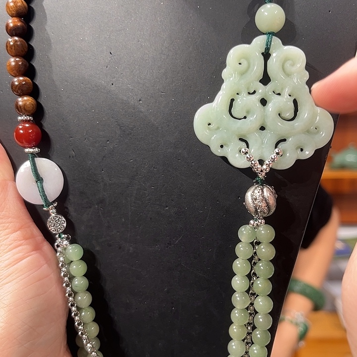 颈饰未镶嵌和田玉（糖玉）