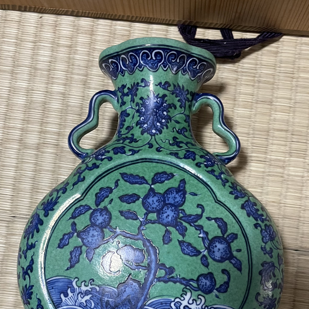 一件器型挺拔画面精美的瓷瓶