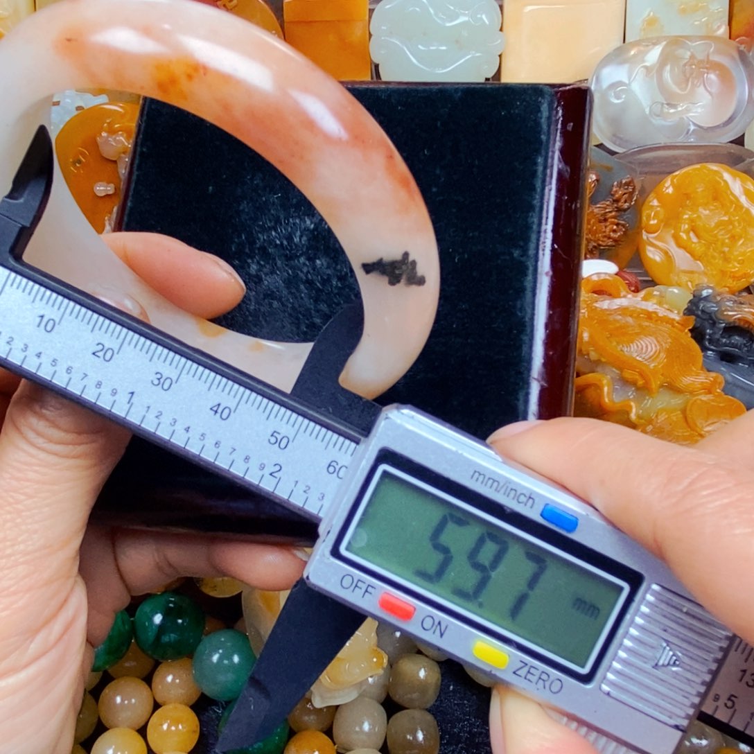 石英质玉（黄龙玉）颈饰未镶嵌