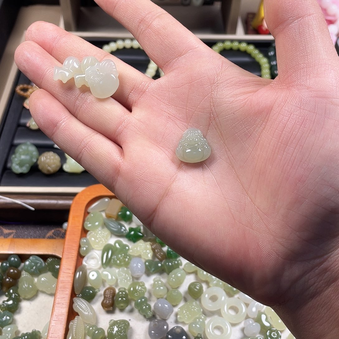 ****和田玉未镶嵌颈饰