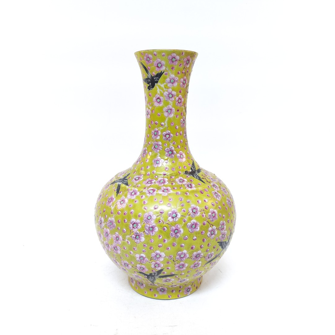 (AC7)Q108832清同治黄地粉彩杏林春燕玉堂春瓶