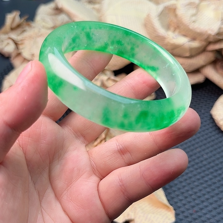 翡翠手镯未镶嵌啊啊