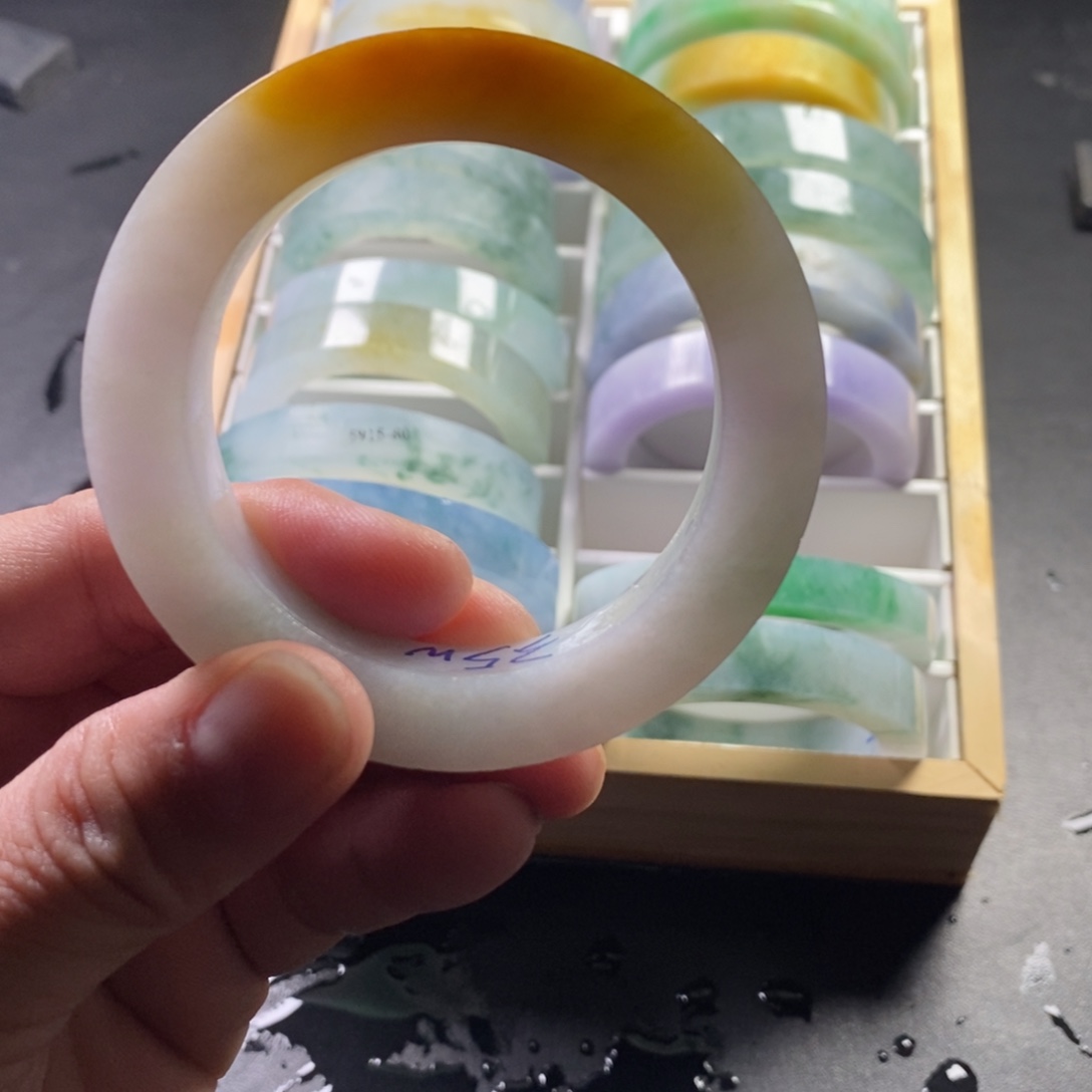 定制翡翠未镶嵌黄翡手镯