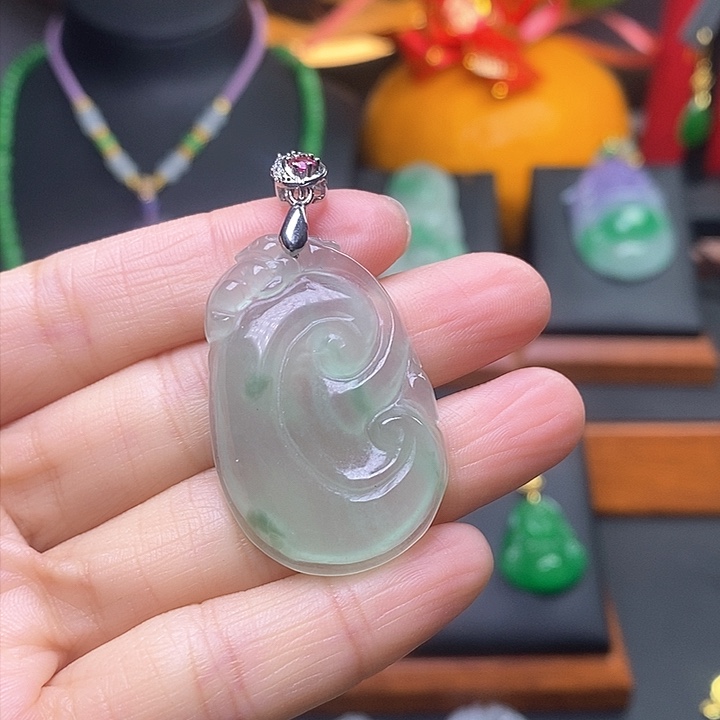 翡翠颈饰未镶嵌如意