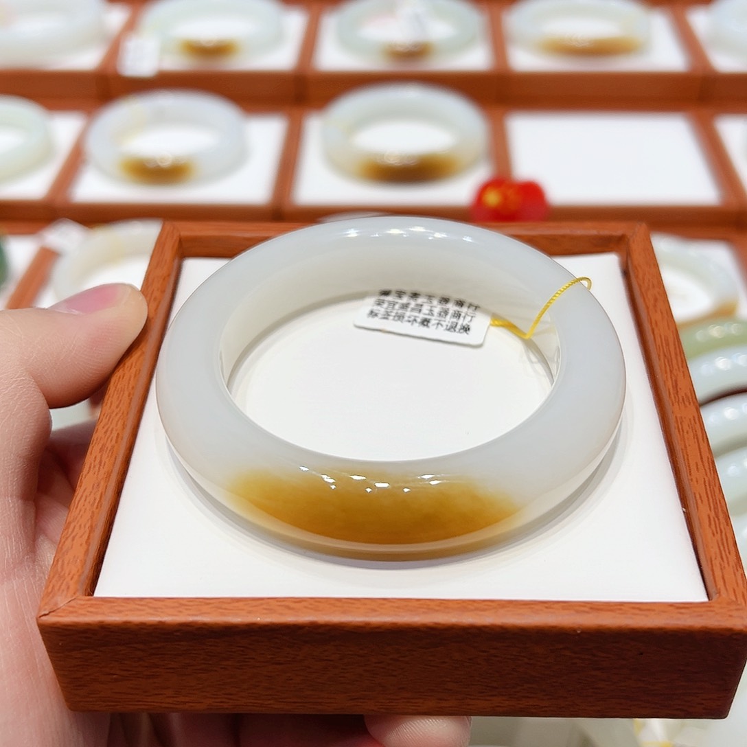 和田玉手镯未镶嵌且末一口蜜糖