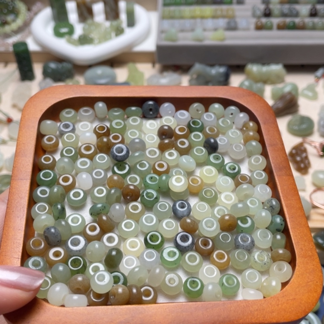 和田玉未镶嵌颈饰一个