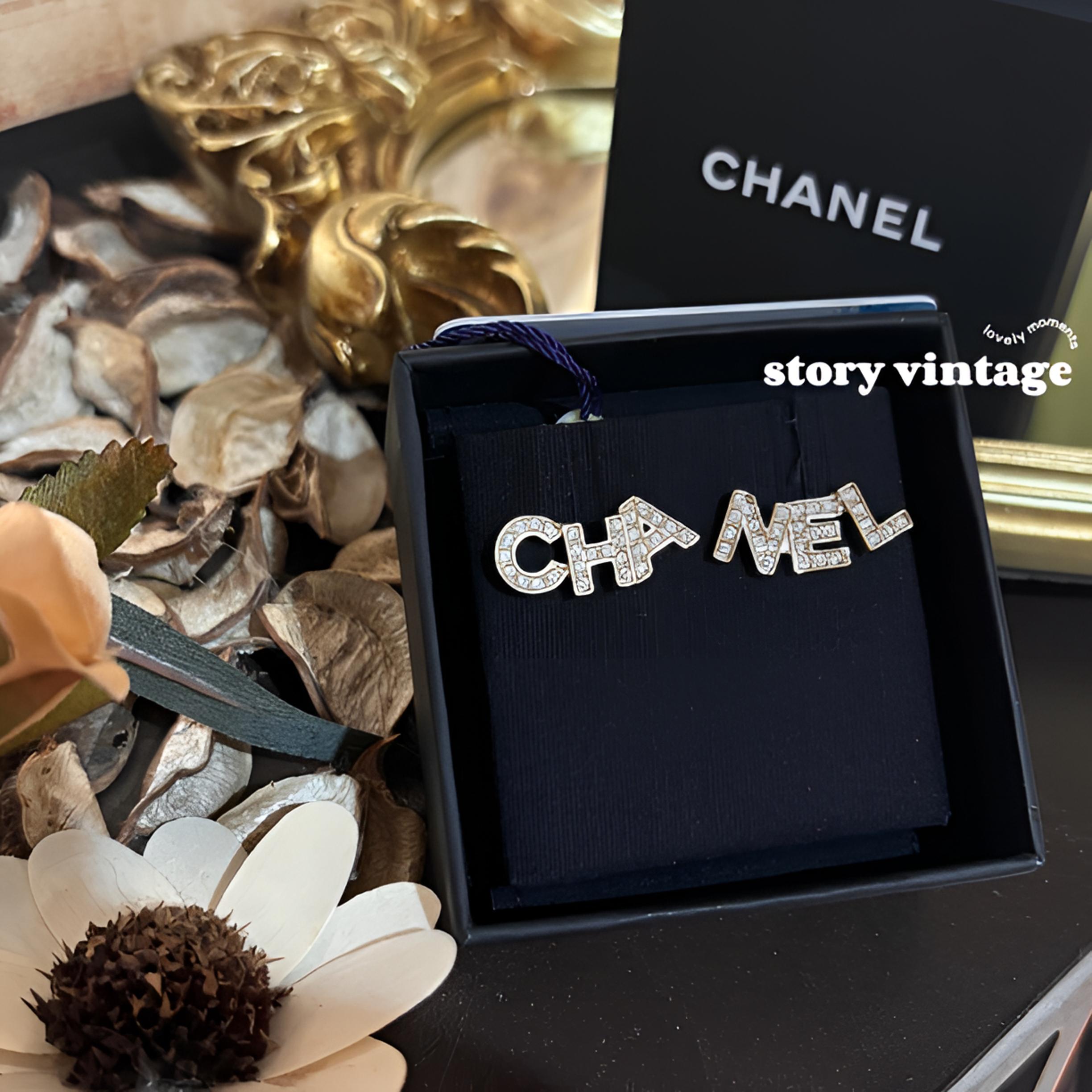 全新未使用 Chanel/香奈儿 不对称银色带字母耳钉【士多梨】