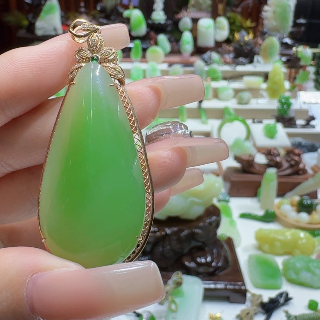 和田玉（翠青玉）18K金镶嵌挂件翠青水滴