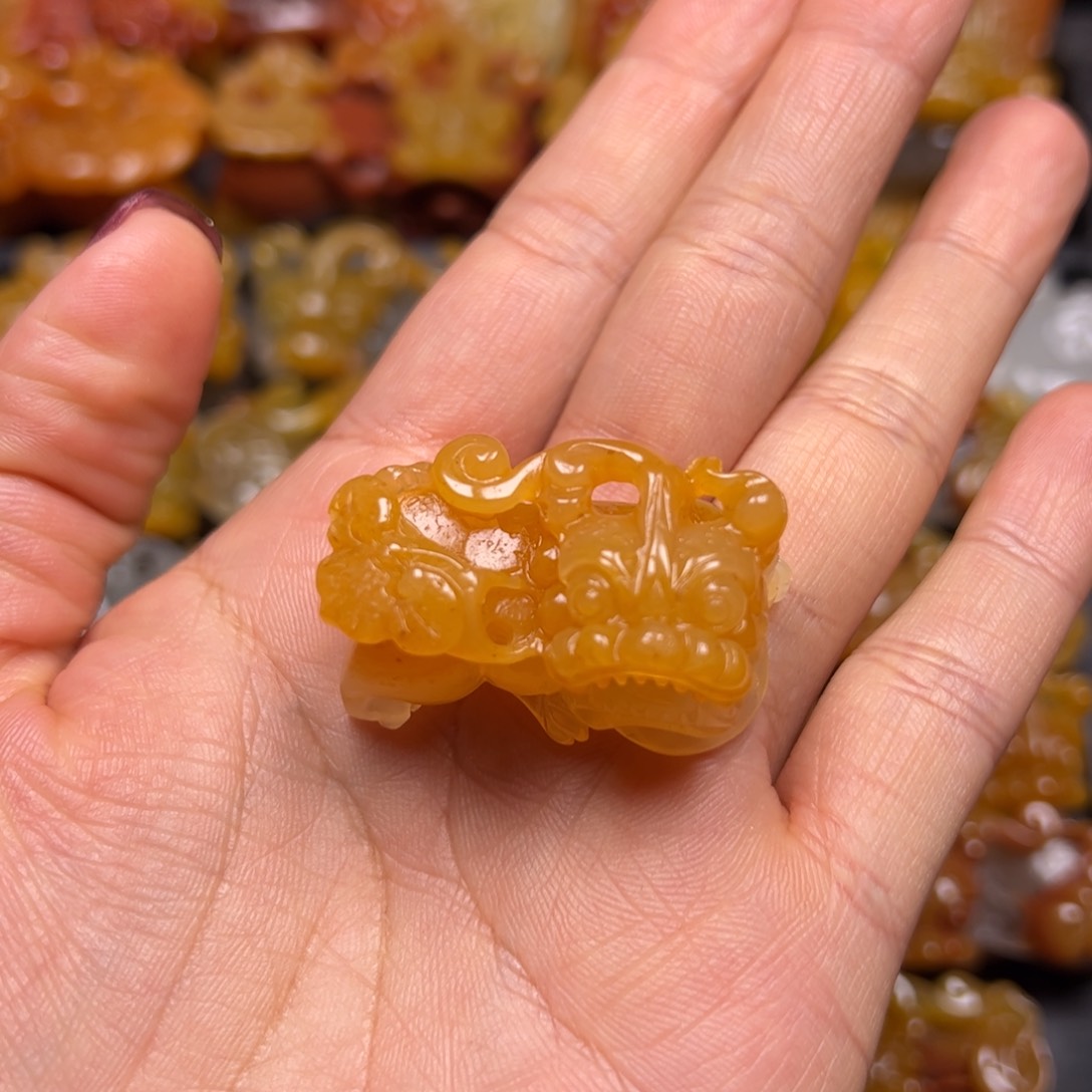 石英质玉（黄龙玉）颈饰未镶嵌