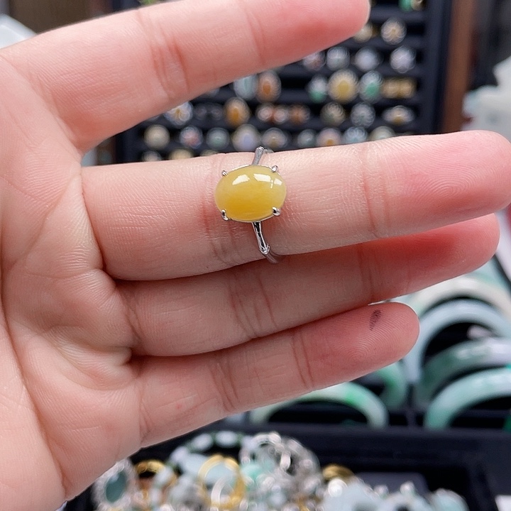 翡翠手镯未镶嵌翡翠