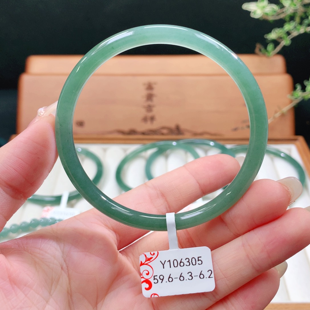 翡翠手镯未镶嵌天然